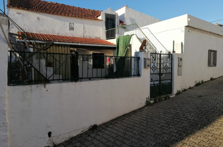 4 bedroom house with cellar and well